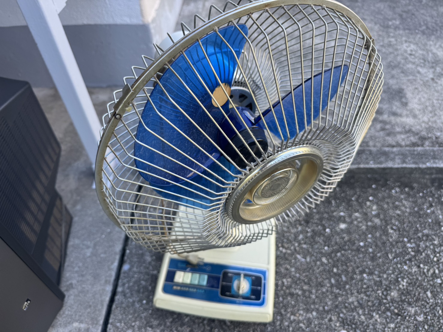 大阪府富田林市高辺 富田林市高辺台で回収した青い扇風機