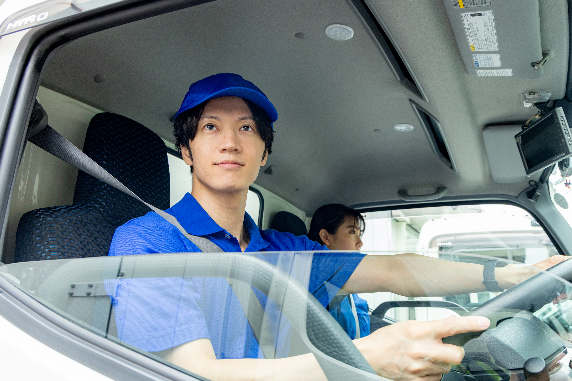 青い作業着のスタッフのイメージ